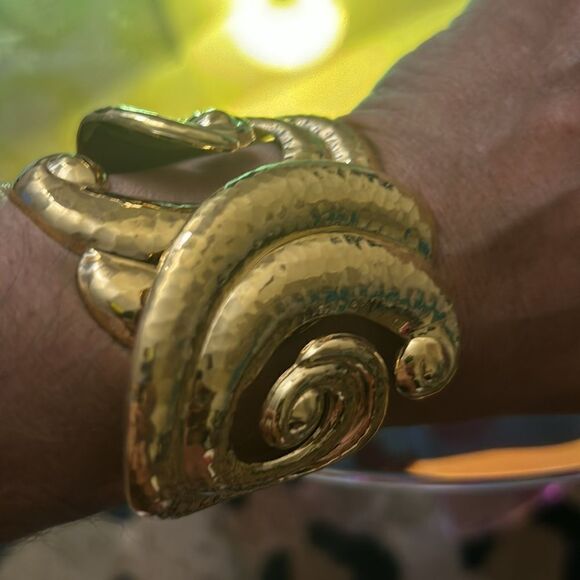 Gorgeous gold tone clasp cuff - Picture 1 of 4